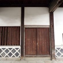 門を横から見たところ　木戸があり部屋のようになっている