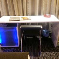 デスク周り。青く光っているのは冷蔵庫。中には多少スペースあり