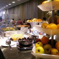 朝食ビュッフェ。時間にもよるが混雑していました。