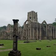 かつてはイングランド最大級の修道院、廃墟と公園をあるきます。