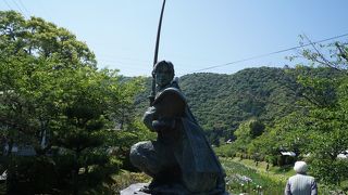 はお堀の花菖蒲園をバックにして建つもの