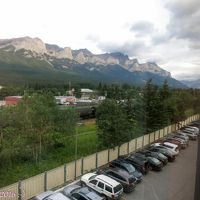 この距離感で貨物列車が走ります。