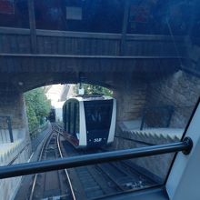 ケーブルカーで上り下りができます