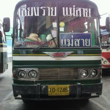 チェンライからメーサイに向かうバスの前面です。車体の色は、緑