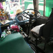 メーサイ行きのバスの内部です。錆びだらけの運転手席です。