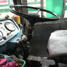 メーサイ行きのバスです。運転手席の配線はむき出しで、埃だらけ