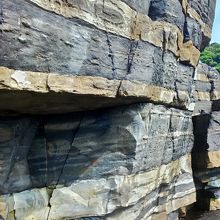 一つ一つの層が分厚くはっきりくっきり。岩のミルフィーユだ〜！