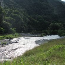 道の駅の裏手に釜無川が流れていて河原を散歩出来ます