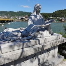 紫式部像と宇治橋