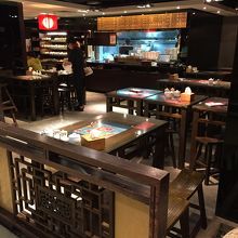 カジュアルな雰囲気の店内