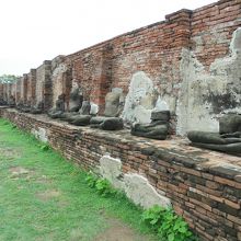 座仏像が並んでいます
