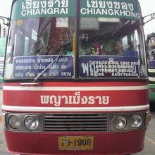 チェンライとチェンコンを結ぶバスです。２時間で６５バーツです