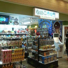 「なめこ」グッズがところせましと並んでいます。