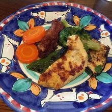 イタリアらしいカラフルなお皿にのった前菜