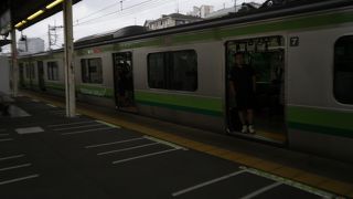 八王子と東神奈川を結ぶ。