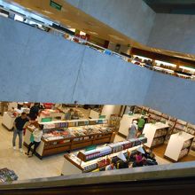 カフェは二階にあります