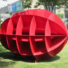 美術館敷地内にあります