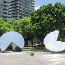 美術館前にあります