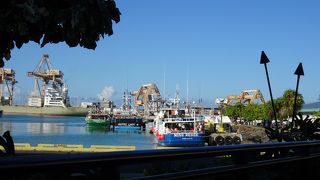 入り組んだ港になっています