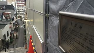 狭く、急勾配な階段