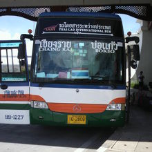 チェンライからの国際バスです。タイ国旗が掲げられています。