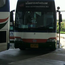 右ハンドルですが、ラオス国旗を掲げている国際バスです。