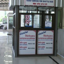 バス券売り場です。標示は、通常でも２５バーツしかありません。