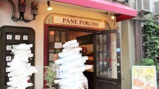 行列必死！大人気のパン屋さん