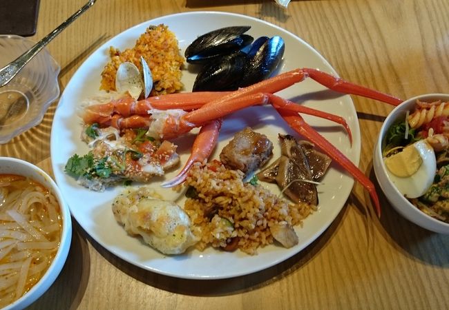 横浜赤レンガにあるビュッフェでカニとムール貝が食べ放題のレストラン。