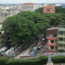 入国管理局の森の左側が、タチレクの市場の中心になっています。