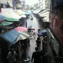 入国管理局の通りから一段下がっていくと、タチレク市場です。