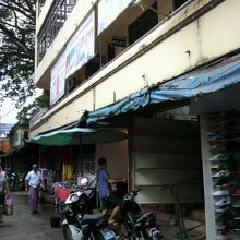 タチレク市場の店は、回転が速いようで、新たな店が入ってきます