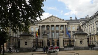 「ブリュッセル公園」の北側奥にあります