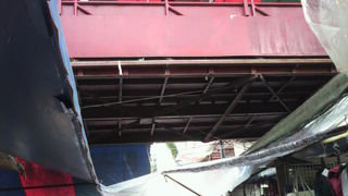 タチレクの市場は、いろいろな商品を売っていることで有名です。偽物も多いようです。