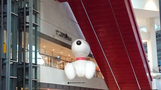 横浜クインズスクエアにあるスヌーピータウンショップ。入り口に巨大なスヌーピーの人形が吊るされている。