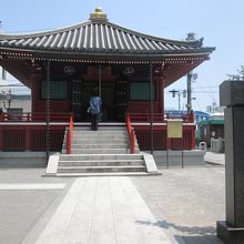 朱色のお堂です