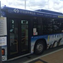 空港出てすぐに乗り場はあります。