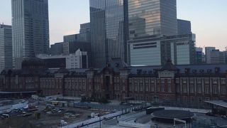 向かいのビルから