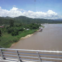 第４友好橋は、大河メコン川を渡り、ラオス河岸に近づきました。