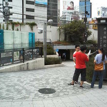 駅前広場の片隅に建っています。
