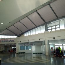 ゆったりした待合室の左奥に那覇〜鹿児島航路の切符売り場が。