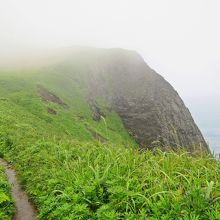 ゴロタ岬への道。崖は切り立ち、その下は海。