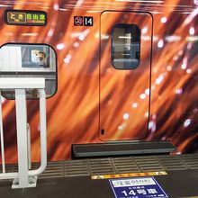 ドア付近にはステップがあります。