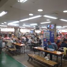 活気がある。駐車場2時間無料も名目のみ（チケット管理なし）