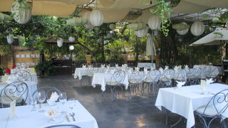 ホイアンの町中からも歩ける川沿いのオオバコレストラン