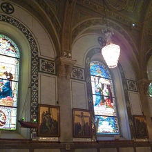 ステンドグラスとタイルの窓枠