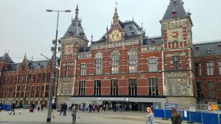 アムステルダム観光の起点となる駅