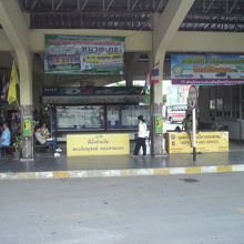 カンチャナブリのバスターミナルの入口です。待合室は奥です。