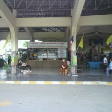 カンチャナブリのバスターミナル案内です。バスを待つ人もいます