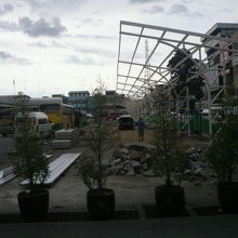 バスターミナル建物が手狭になってきて、拡張工事も見られます。